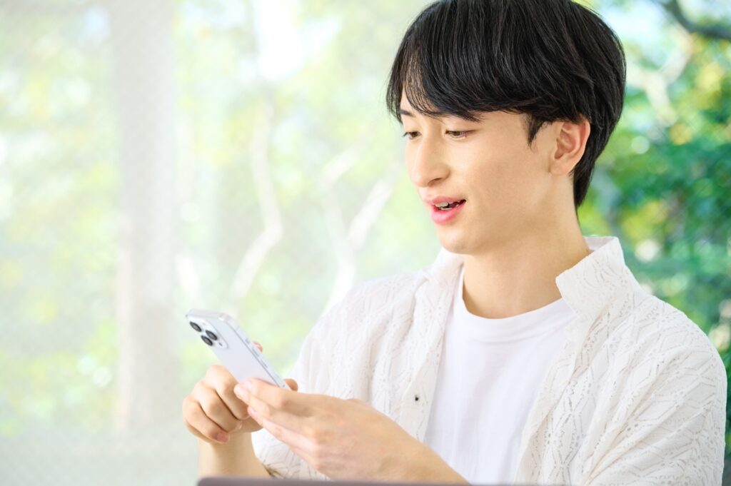 スマホを見る男性のイメージ
