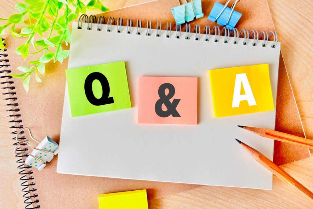 ノートの上に「Q&A」と書かれた付箋が載ったイメージ